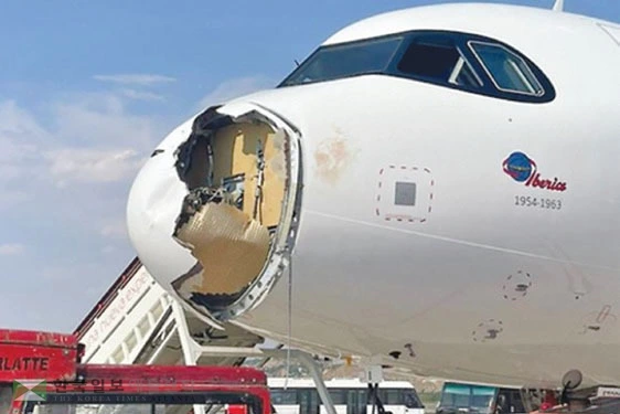 조류 충돌로 기수가 대파된 이베리아항공 BI 579편. <SNS캡처>