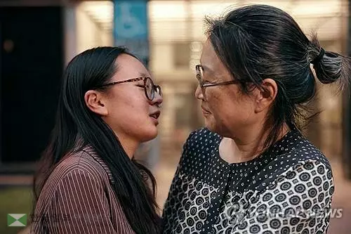 석방된 고연수씨(왼쪽)와 모친 김기리 신부[뉴욕 AFP=연합뉴스. 재판매 및 DB 금지]