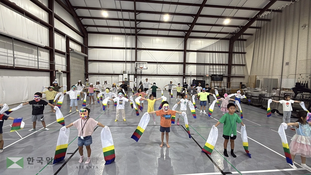 참가자들이 탈춤을 추고 있다.