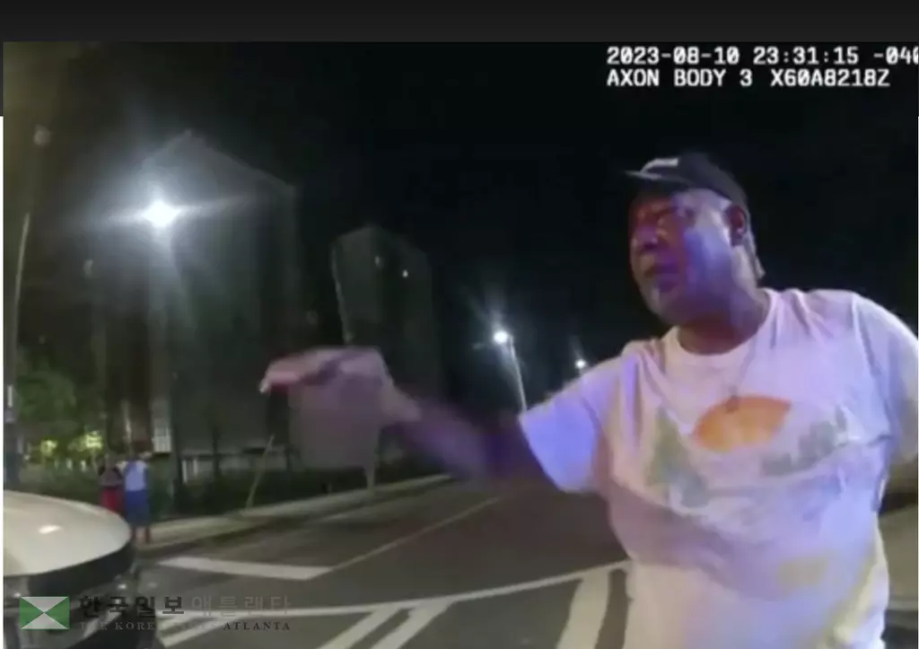 2023년 8월 사건 직후 애틀랜타 경찰이 공개한 보디캡 영상 화면. 숨진 홀먼이 경찰에 항의하고 았다.<사진=APD 제공>