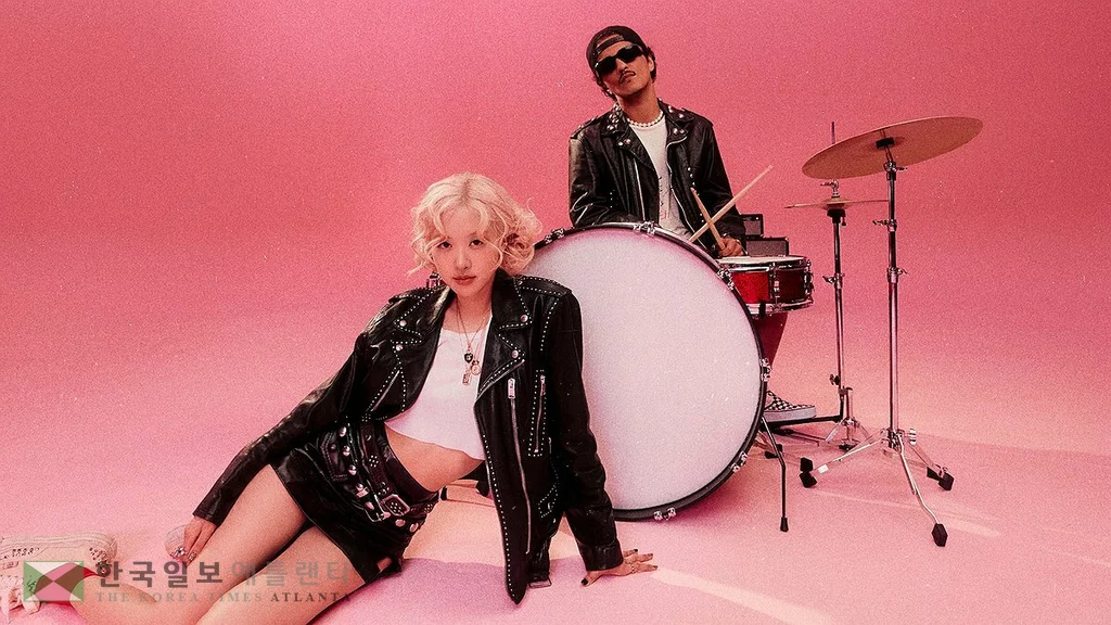 걸그룹 블랙핑크 로제가 18일 세계적인 팝스타 브루노 마스와 협업으로 싱글 '아파트'(APT.)를 발매했다고 소속사 더블랙레이블이 밝혔다. 사진은 로제와 브루노 마스. 2024.10.18 [더블랙레이블 제공. 재판매 및 DB 금지]