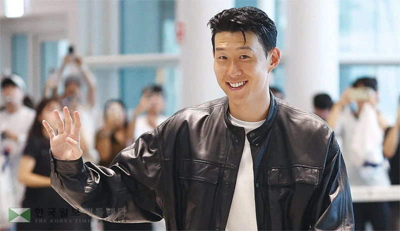  손흥민이 한국시간 5일 인천국제공항 2터미널 출국장에서 환하게 웃으며 팬들에게 손을 흔들어 인사하고 있다. 손흥민은 5일 LA 공항에 도착, 미국에서의 제2의 축구인생의 출발을 알렸다. [연합]