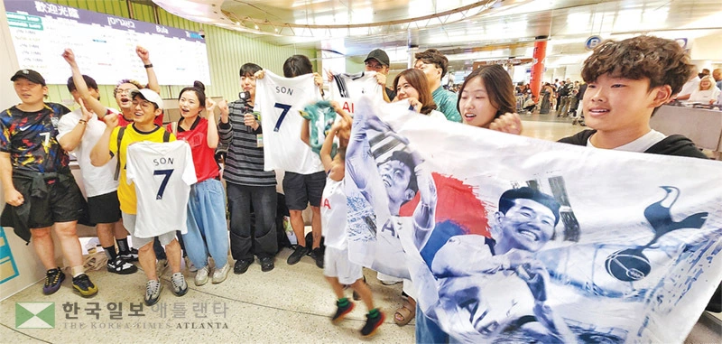  5일 LAX 탐 브래들리 국제선 터미널 입국장에서 한인 팬들이 플래카드를 들고 손흥민 선수의 LA 입성을 환영하고 있다. [박상혁 기자]