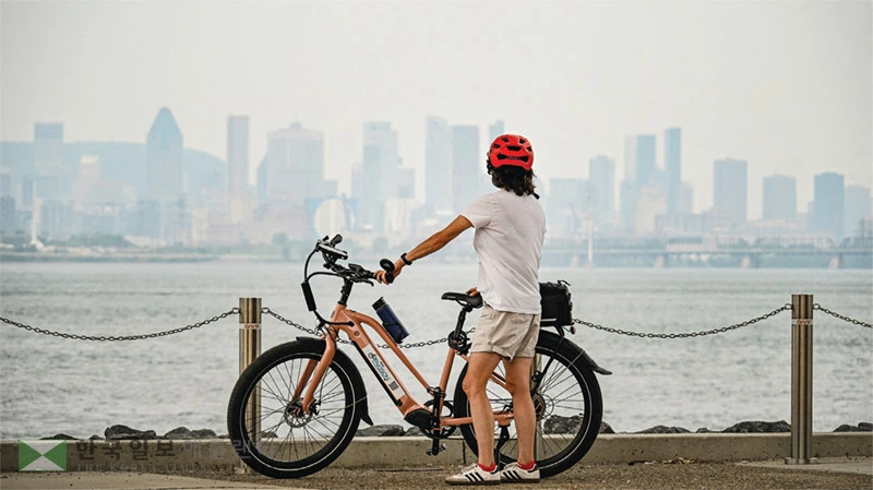  대초원의 산불이 확산되면서 발생한 연기와 재가 캐나다 전역으로 퍼지면서 지난 3일 몬트리올 도심 상공이 뿌옇게 변해 있다. [로이터]