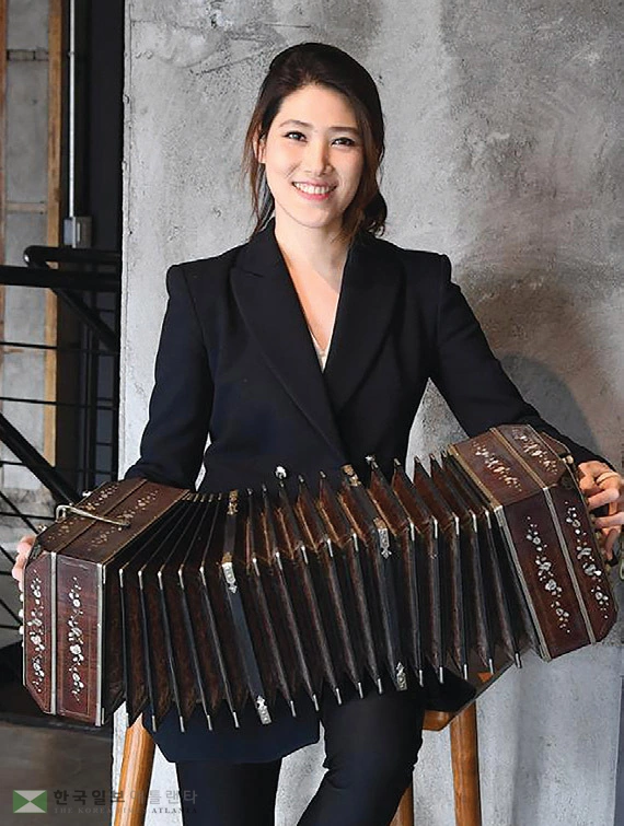  반도네온 연주자 고상지씨가 악기를 들고 포즈를 취하고 있다. [한국일보 자료사진]