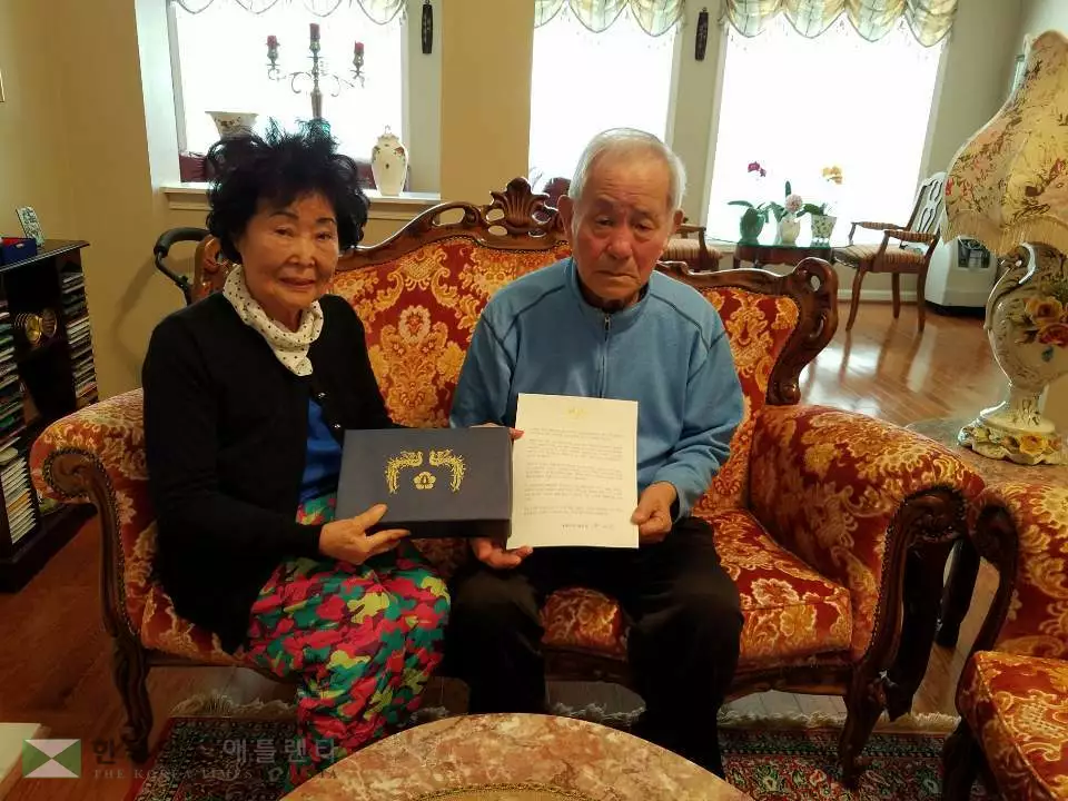 고 김재은 독립지사(오른쪽)가 부인 김진주 여사와 생전인 2019년 3월 한국정부의 포상을 전달받고 있다. <사진=애틀랜타 총영사관>
