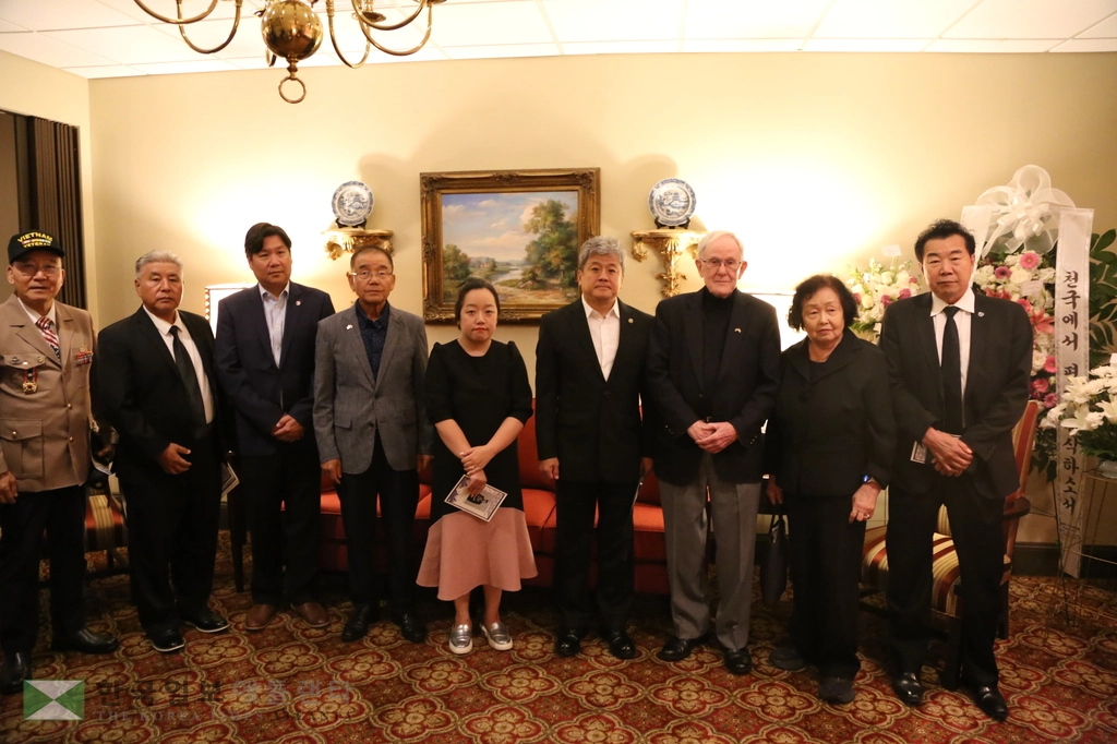 노먼 보드 회장 추모 뷰잉에 참석한 한인 인사들이 추모 후 함께 했다.