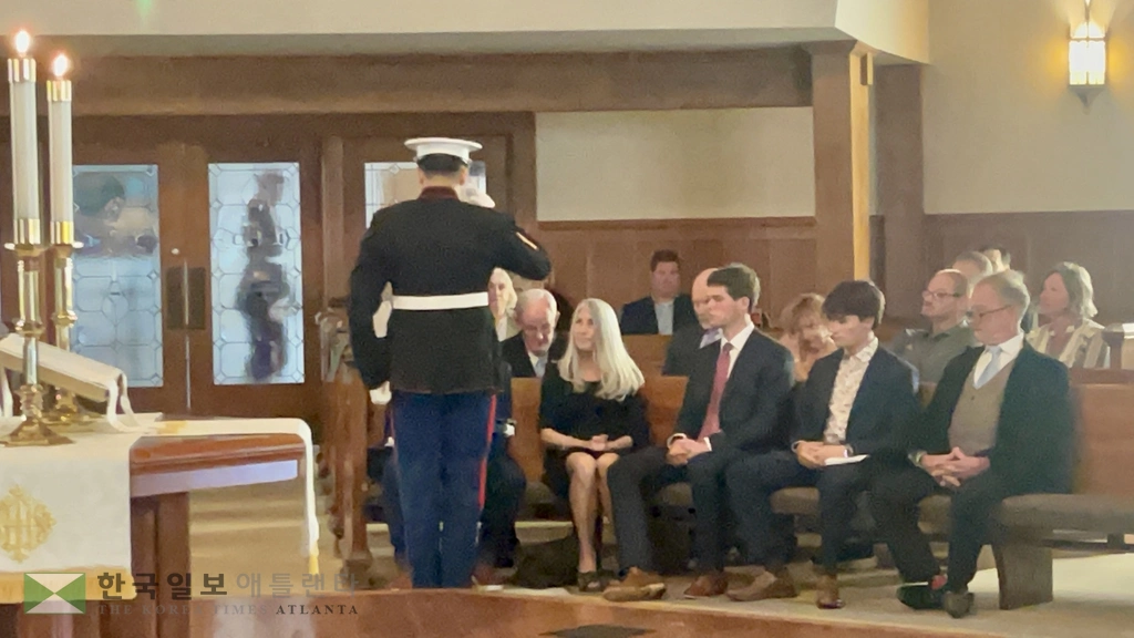 장례식에서 의장대가 고인의 가족들에 예를 갖추고 있다.