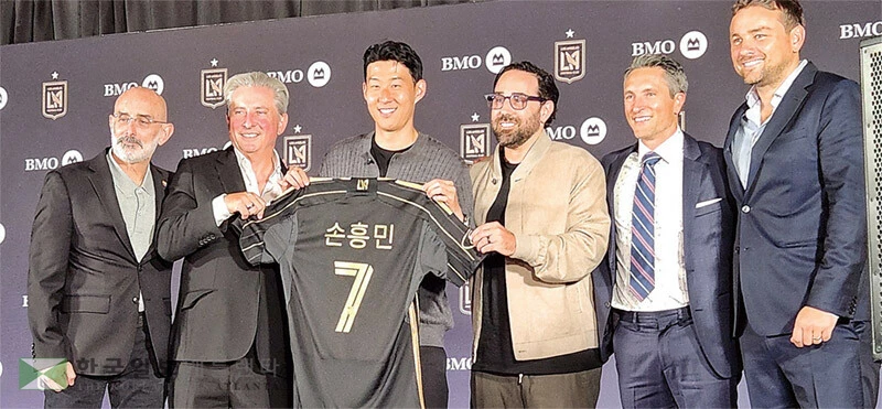 손흥민은 6일 메이저리그사커(MLS)의 LAFC 구단 홈구장인 BMO 스테디엄에서 공식 입단 계약을 알리는 기자회견을 갖고 이적을 공식화했다. 등번호 ‘7’이 새겨진 LAFC 유니폼을 받은 손흥민은 “LA에 온 것은 제 꿈이 이뤄진 것”이라며 “나는 여기 이기러 왔다. 재미있는 축구를 보여드릴 것이며, 성공을 거둘 것”이라고 다짐했다. 손흥민(왼쪽 세 번째)가 구단 관계자들과 함께 한글로 손흥민 7이라고 쓰인 유니폼을 들어보이고 있다.
박상혁 기자
