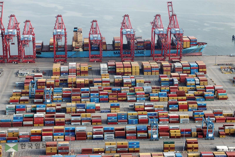  트럼프 상호관세 본격 시행으로 무역전쟁이 새 국면을 맞았다. LA항에 쌓여 있는 수입 컨테이너 모습. [로이터]
