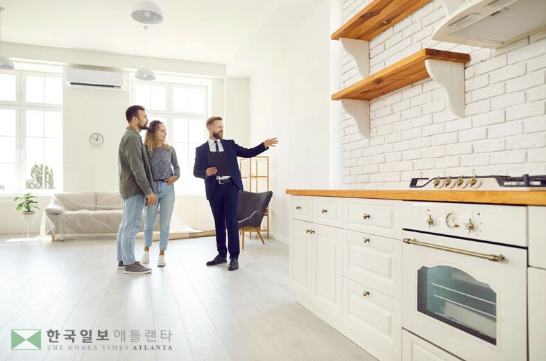 매물 최종 점검 절차인 파이널 워크스루에 바이어가 에이전트와 함께 참석하는 것이 일반적이다.<사진=Shutterstock>