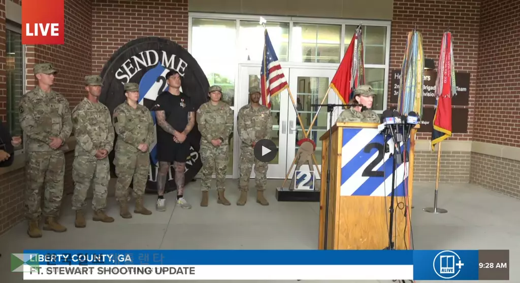 미 육군은 7일 오전 포트 스튜어트 기지에서 전날 발생한 기지 총격사건과 관련한 기자회견을 열었다. 이 자리에는 사건당시 맨몸으로 용의자를 제압한 병사들도 참석했다. 이들에게는 훈장이 수여됐다.<사진=11얼라이브 뉴스화면 캡쳐>