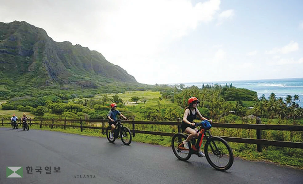 미국 하와이주 오아후의 광대한 산림 지역인 쿠알로아 랜치에서 전기산악자전거로 일대를 둘러볼 수 있다.
