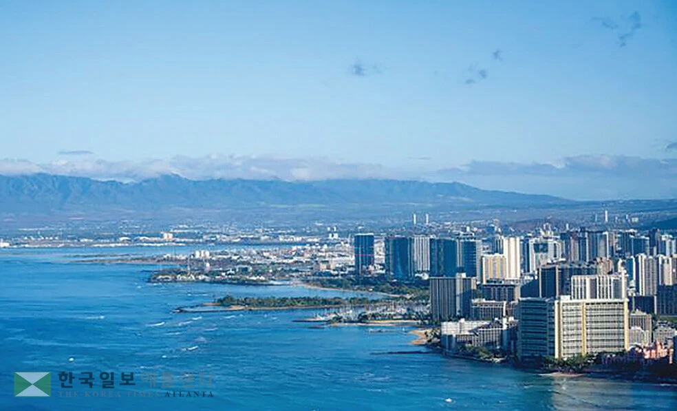 미국 하와이주 오아후의 화산 분화구인 레아히 정상에서 바라본 호놀룰루 시내. 		                 <사진제공=하와이 관광청>