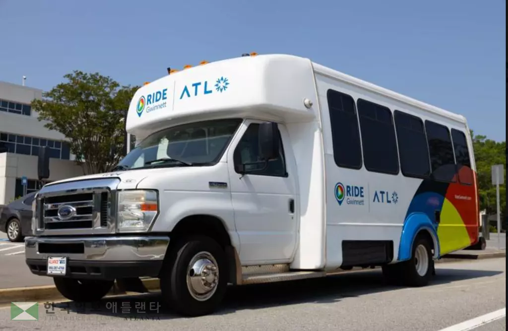 귀넷 교통국의 마이크로트랜짓 서비스를 수행하는 소형버스. 현재 스넬빌과 로렌스빌, 노크로스에서 시범 운영 중이다.<사진=귀넷 교통 제공>