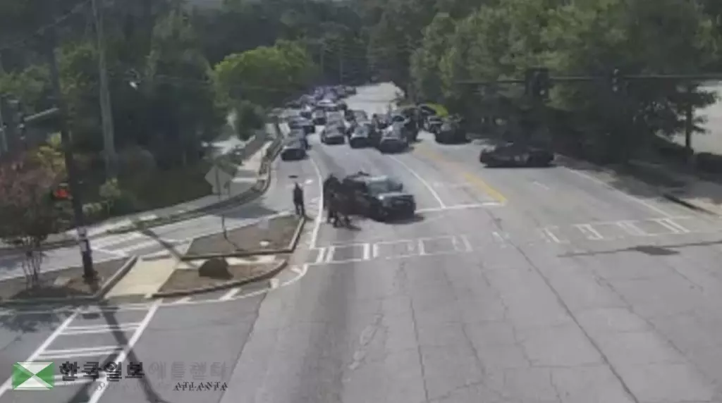 총격사건이 발생하자 애틀랜타 경찰과 디캡 경찰 소속 대규모 경찰병력이 현장에 출동해 범인과 대치하는 한편 사건 현장 통제에 나섰다.<사진=조지아 교통국>