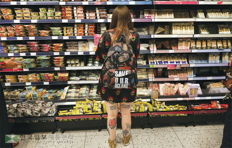  인플레이션이 지속적으로 높은 수준을 유지할 것으로 전망되면서 생활비 절약 전략은 필수적이다. [로이터]