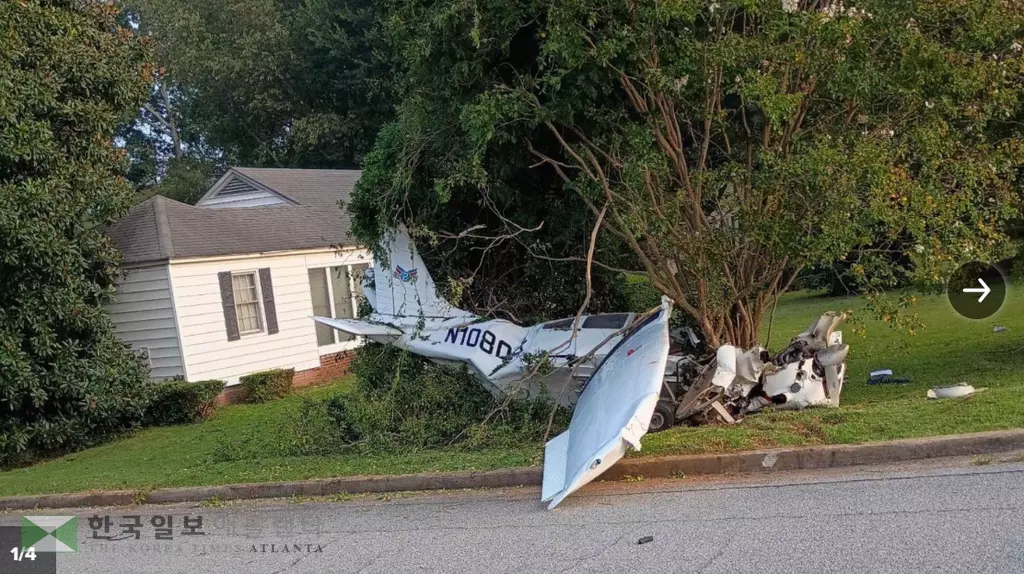 디캡-피치트리 공항 인근 피데몬트 로드에 경비행기가 추락했다.<사진=디캡 카운티 소방국 제공>