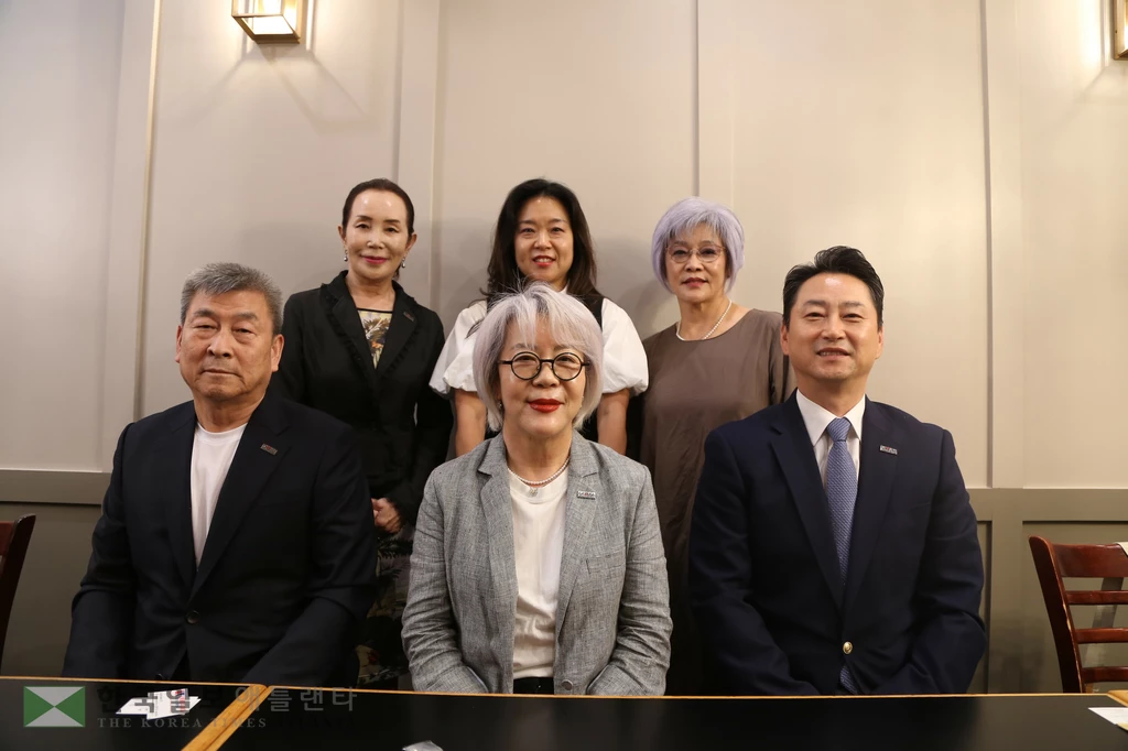 미주한인소상공인연합회 장미리아 회장 등 임원진이 10일 둘루스에서 기자간담회를 갖고 단체촬영을 하고 있다.