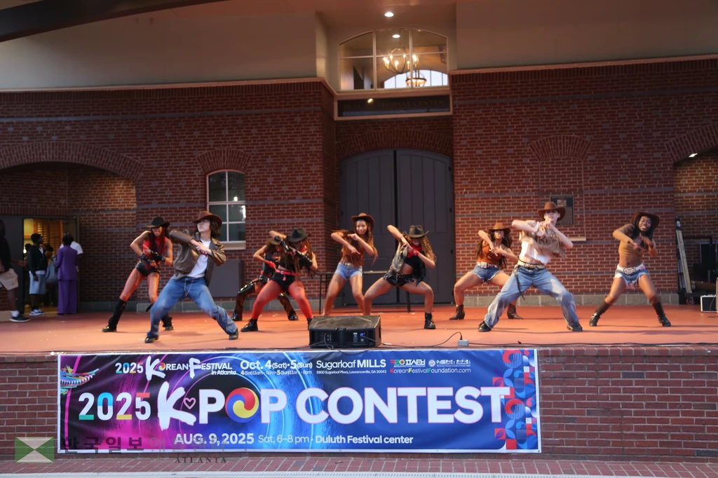 2025 케이팝 경연대회 영예의 1위에 오른 엘리트 아우타 팀의 앵콜 공연 모습.