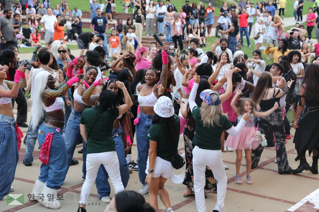 2025 케이팝 경연대회 참가선수 및 관객들이 함께 어울려 '강남스타일'에 맞춰 떼춤을 추고 있다.
