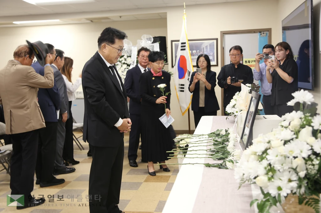 광복군 김재은 애국지사의 장남 김상의 씨가 고인의 영정 앞에서 헌화하고 있다.