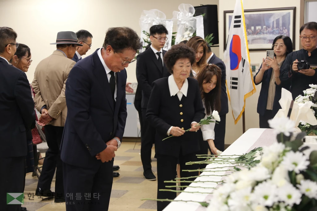 오영록 민주평통 회장의 헌화.