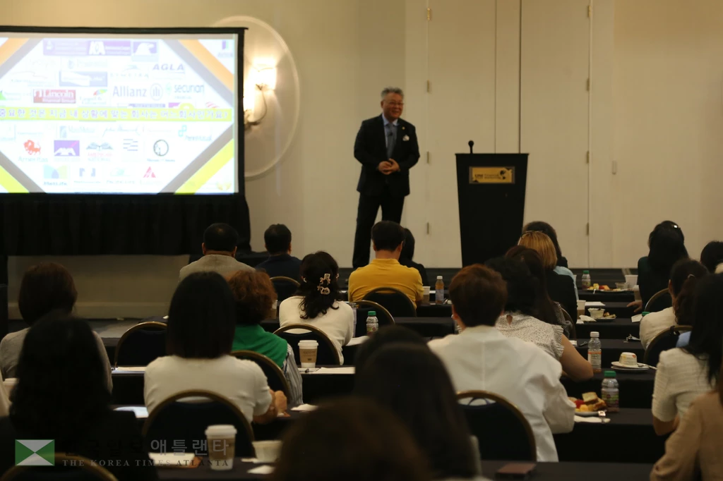 케니신 UNI대표가 9일 자영업자를 위한 절세 및 은퇴플랜 세미나에서 강의하고 있다.