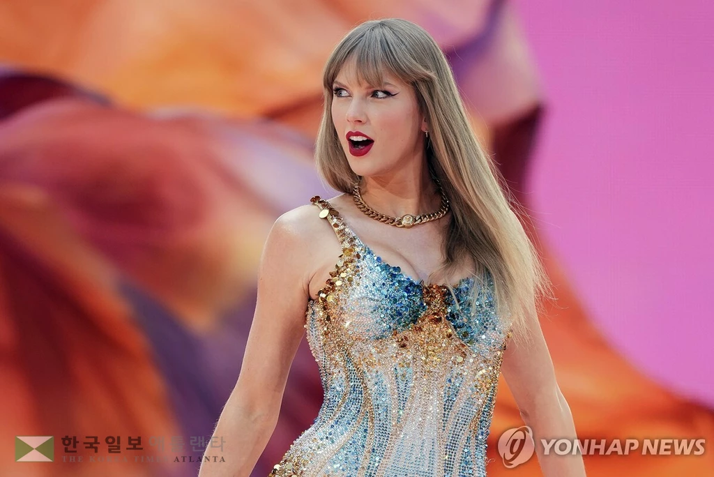 영국 웸블리 스타디움에서 공연중인 테일러 스위프트(2024년)[AP=연합뉴스 자료사진. 재판매 및 DB 금지]