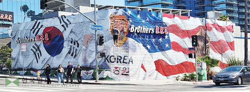  지난 10일 LA 한인타운 6가와 킹슬리 교차로의 형제갈비 건물 외벽의 벽화 교체 작업이 이뤄지고 있다. 지난 8일 손흥민을 환영하기 위해 그의 모습을 그렸다가 소속사로부터 초상권 침해 공문을 받고 이날 업주 본인의 얼굴로 교체했다. [박상혁 기자]