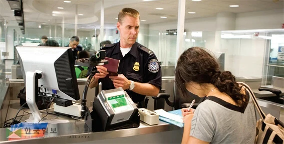 앞으로 미국에 입국하는 유학생들의 체류기간까지 제한될 전망이다. 공항 입국심사대에서 연방 세관국경보호국(CBP)요원이 입국심사를 하는 모습. <D H S >