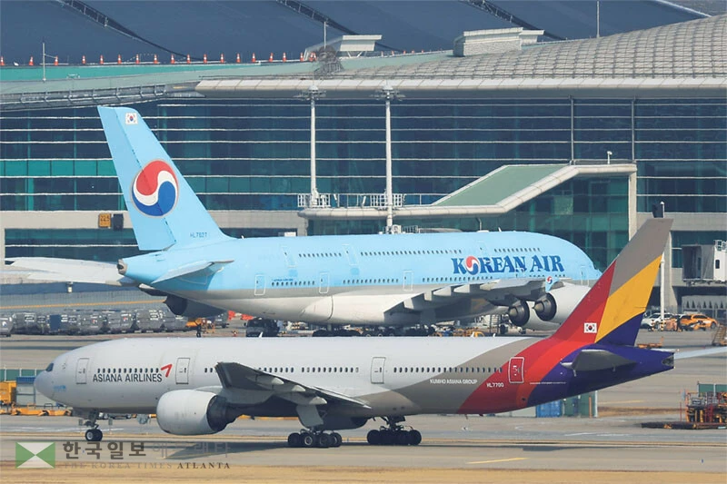  대한항공과 아시아나가 항공기 정비 부문을 통합 운영하고 보건·직원 혜택도 공동 이용하는 등 기업 통합 작업에 속도를 내고 있다. [연합]