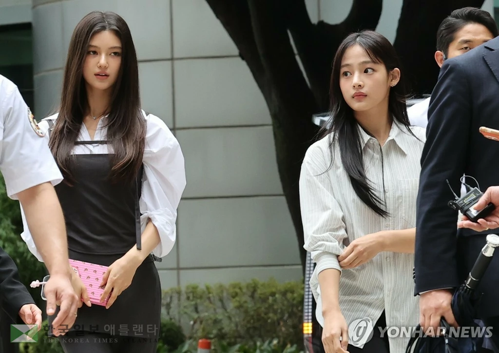 기획사 어도어와 전속계약 분쟁 중인 그룹 뉴진스의 다니엘(왼쪽)과 민지가 14일 서울 서초구 서울중앙지방법원에서 열린 전속계약 유효확인 소송 1심 조정을 위해 법원으로 들어서고 있다. 2025.8.14 (서울=연합뉴스) 