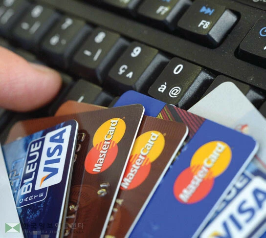  스마트폰이나 크레딧카드 사용자는 사기피해를 당할 수 있다. [로이터]