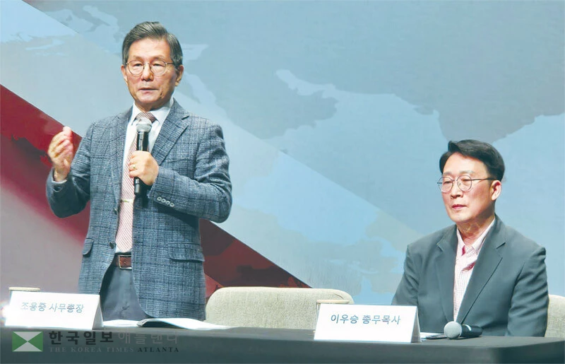  KWMC 사무총장 조용중 선교사(왼쪽)와 조사 연구책임자 이우승 목사가 미주 한인교회의 40년간 선교사 파송 현황에 대해 설명하고 있다. [황의경 기자]