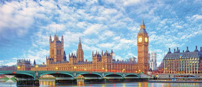 템스강을 따라 늘어선 국회의사당과 시계탑 빅벤, 타워 브리지가 어우러져 런던 특유의 운치 있는 풍경을 완성한다.