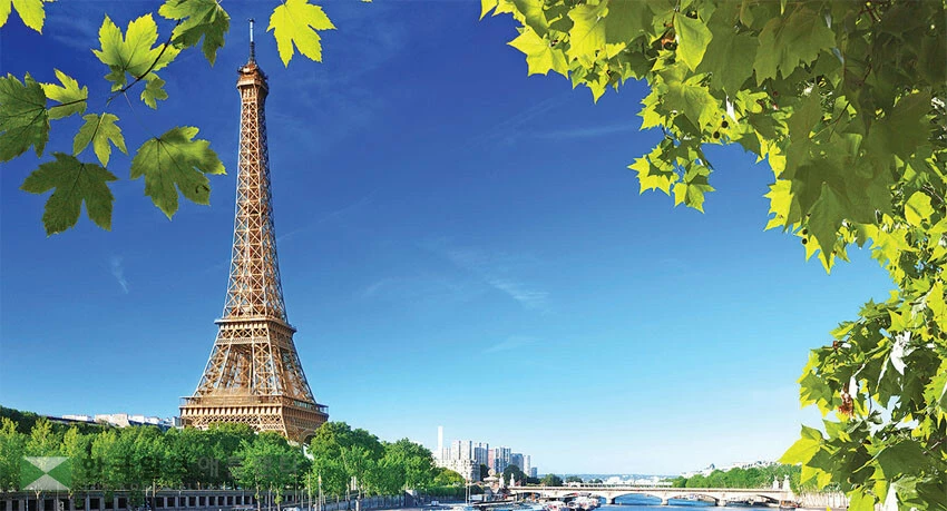 파리의 랜드마크인 에펠탑은 세느강 서쪽, 넓은 샹 드 마르스 공원에 자리하고있다.