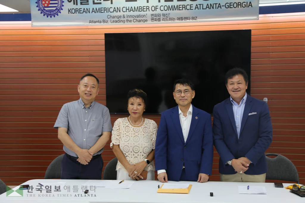 조지아한인상공회의소 제28대 회장 선거관리위원회 위원들. 왼쪽부터 썬박, 엄수나, 박철효 위원장, 토마스 채.