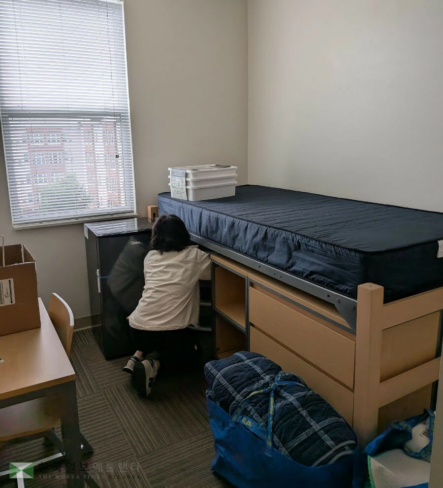 곧 대학교 기숙사 입주 시즌이 돌아온다. 기숙사 물품은 우선 적게 가져가고, 생활 공간 파악 뒤 필요 물건을 추가로 마련하는 것이 바람직하다. [한국일보]