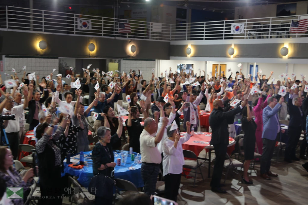 제36대 애틀랜타한인회(회장 박은석)가 개최한 제80주년 광복절 기념식에 참석한 400여 한인들이 '대한독립 만세'를 외치고 있다.