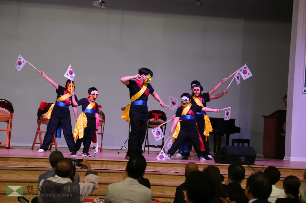 한국 순교자 천주교회 유스그룹 난타팀의 윤도현 아리랑 공연.