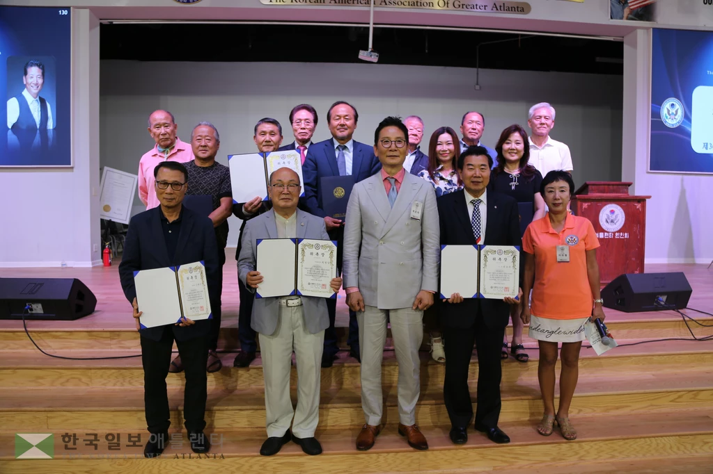 자문위원 위촉을 받은 한인회 자문위원들. 