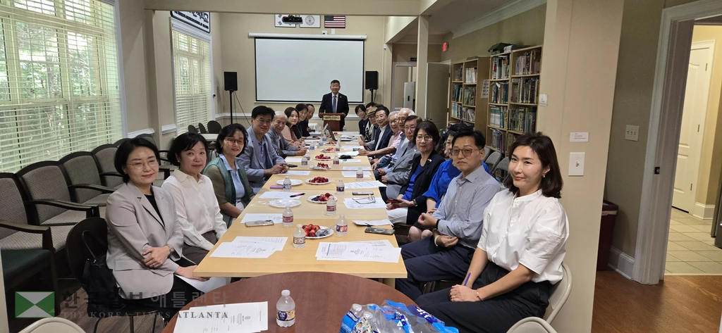 애틀랜타한국학교 정기이사회 참석자들이 회의 전 포즈를 취했다.