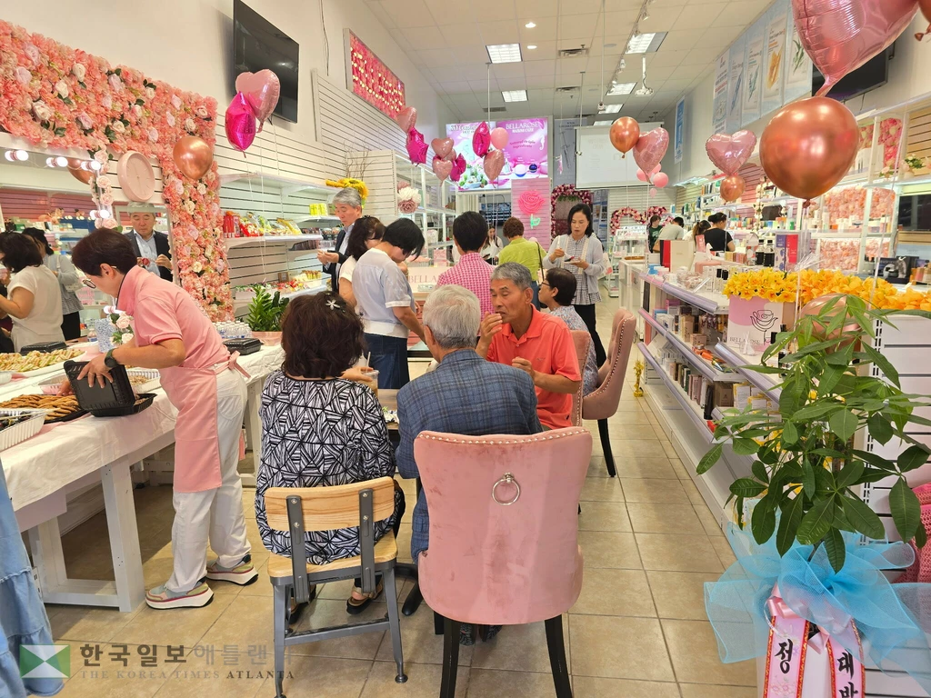 벨라로제 오픈에 참석해 담소를 나누는 강 대표의 지인들과 매장 전경.