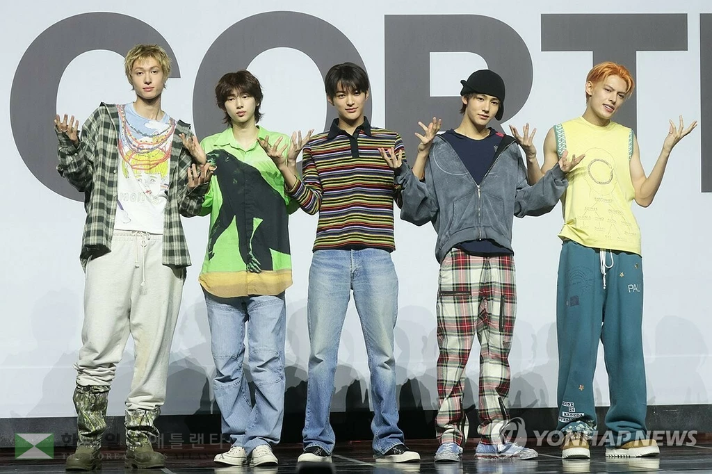 신인 그룹 코르티스가 18일 서울 용산구 블루스퀘어에서 열린 데뷔 기념 쇼케이스에서 포즈를 취하고 있다. 2025.8.18 (서울=연합뉴스)