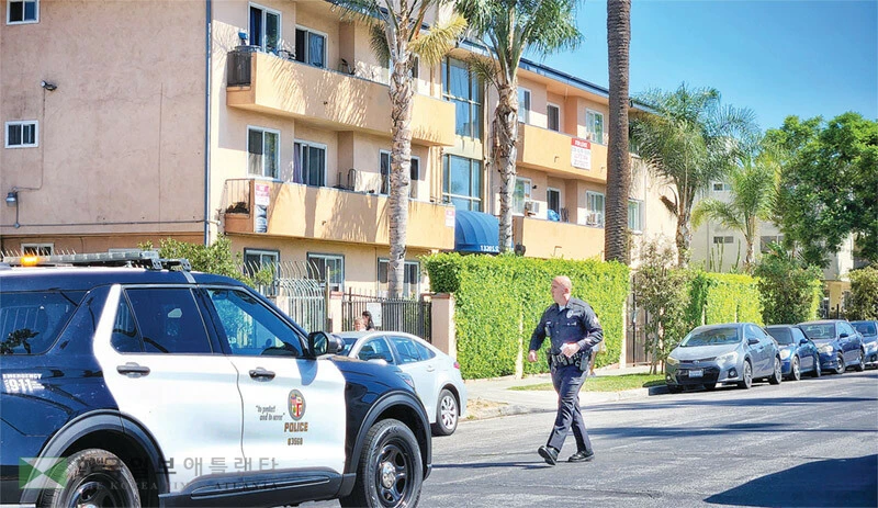  한인 여성이 동거남의 폭력을 피해 도망가다 총격 살해당한 LA 한인타운 피코와 세인트 앤드류스 인근 현장에서 18일 경찰이 조사를 벌이고 있다. [박상혁 기자]