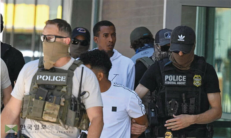  이민 단속 작전을 벌이고 있는 ICE 요원들. [로이터]