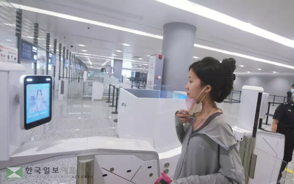 이번주부터 애틀랜타 공항에서는 안면인식만으로 신원을 확인하는 전자 게이트 시스템이 시범운영을 시작했다.<사진=PBS>