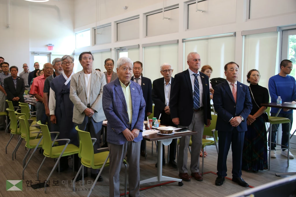 북부플로리다한인회는 잭슨빌에서 지난 17일 광복절 80주년 기념식을 개최했다. 참석자들이 국민의례를 하고 있다. 