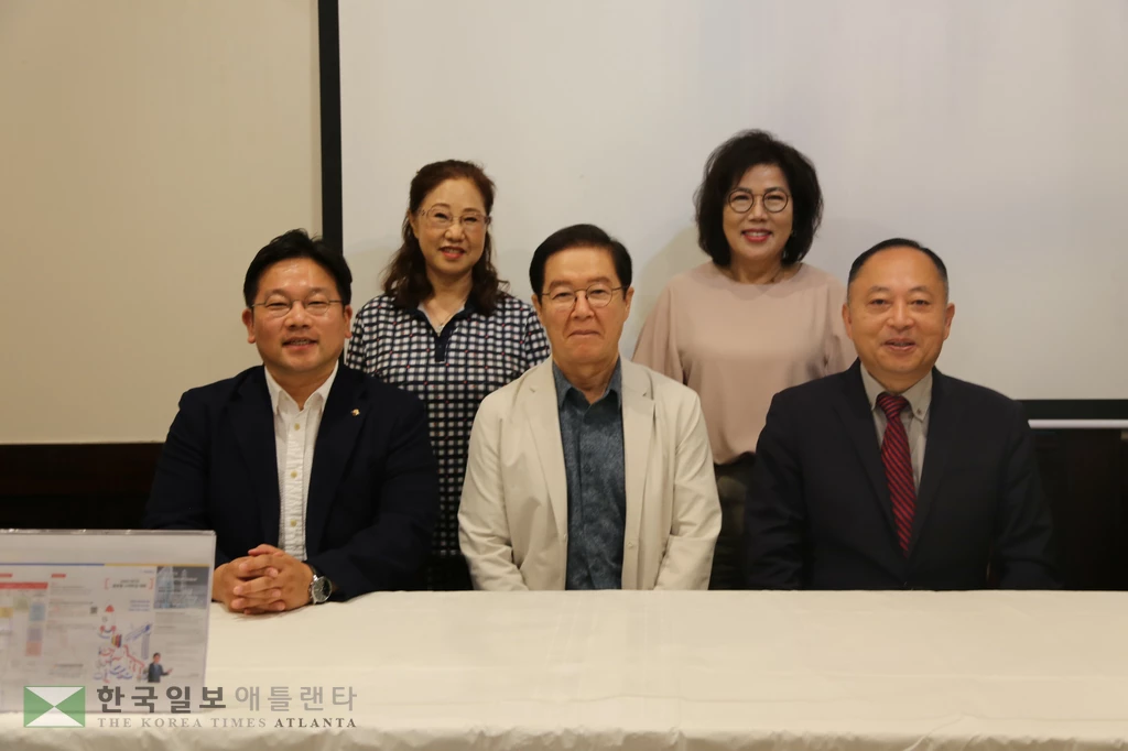 월드옥타 애틀랜타지회 임원들이 19일 10월 인천 송도에서 열리는 글로벌 스타트업 대회를 소개하고 있다.